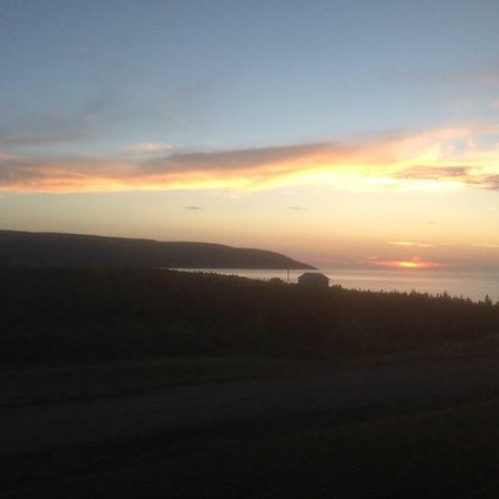 Burton'S Sunset Oasis Motel Bay Saint Lawrence ภายนอก รูปภาพ