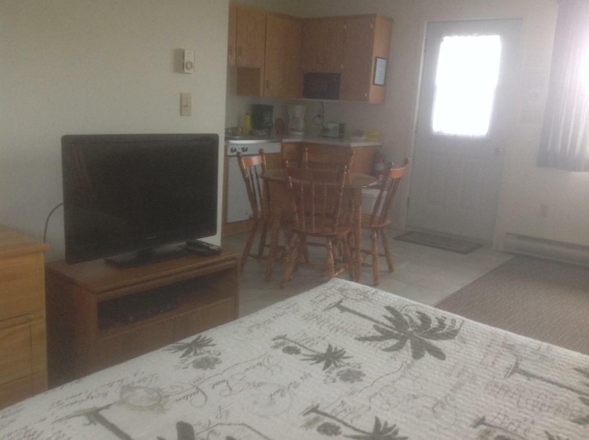 Burton'S Sunset Oasis Motel Bay Saint Lawrence ภายนอก รูปภาพ