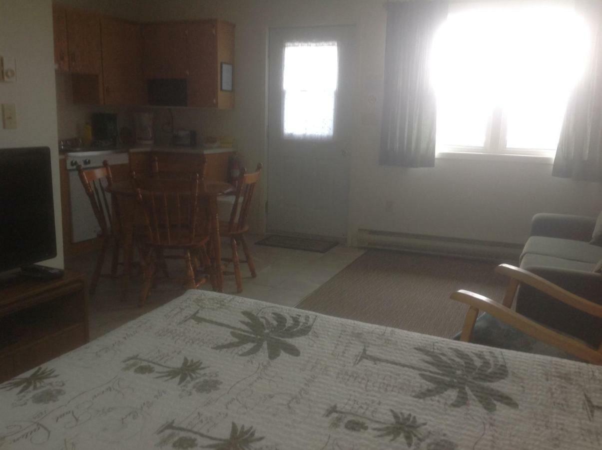 Burton'S Sunset Oasis Motel Bay Saint Lawrence ภายนอก รูปภาพ